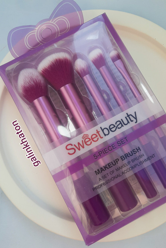 ست براش پنج تکه سوییت بیوتی رنگ بنفش با نمای نزدیک روی سطح سنگی سفید مناسب آرایش دقیق و حرفهای