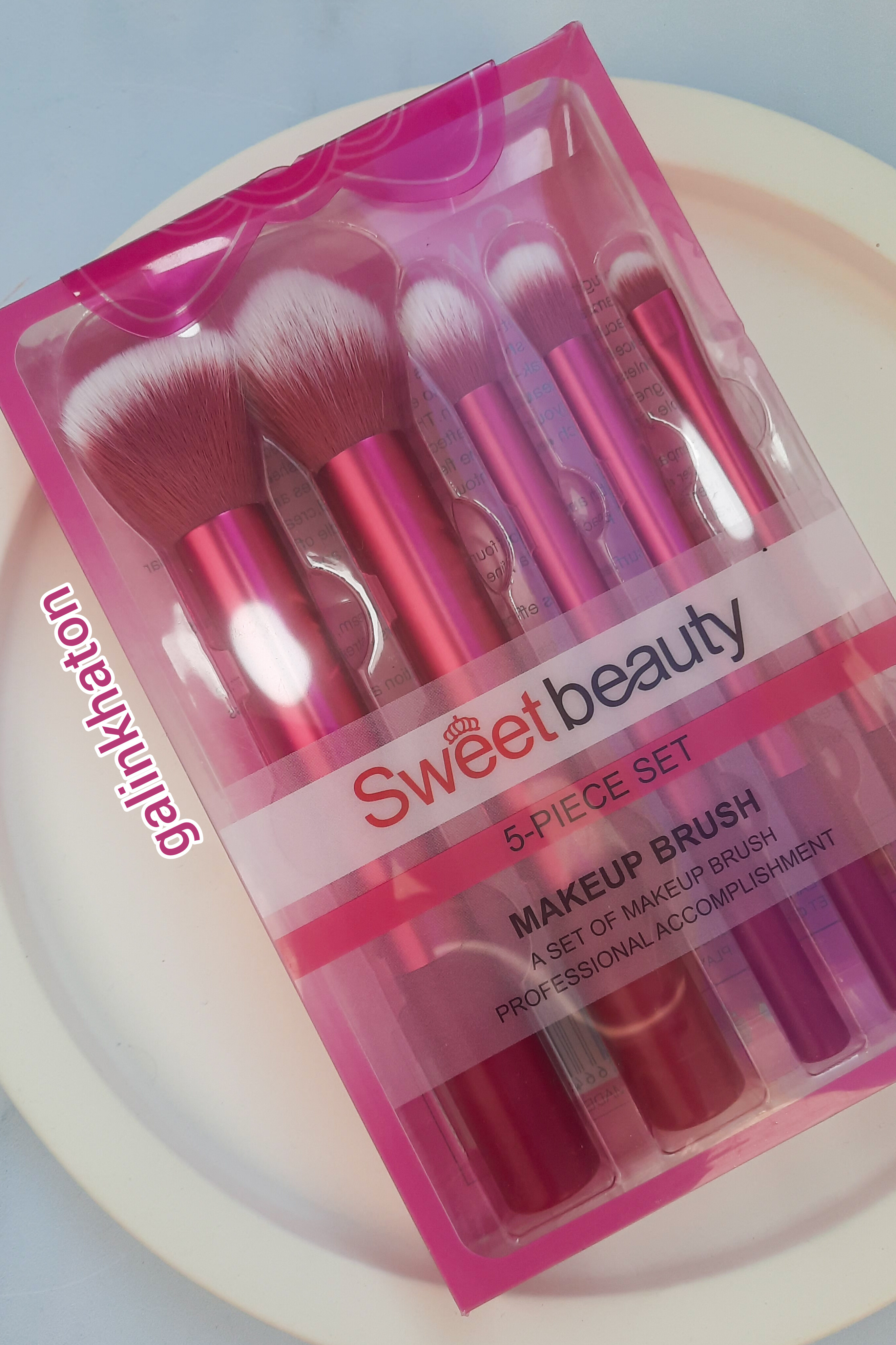 ست براش پنج تکه سوییت بیوتی رنگ صورتی با نمای نزدیک روی سطح سنگی سفید مناسب آرایش روزمره و حرفه‌ای