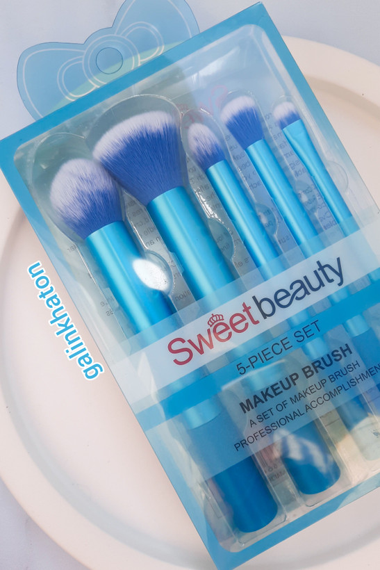 ست براش پنج تکه سوییت بیوتی رنگ آبی با نمای نزدیک روی سطح سنگی سفید مناسب میکاپ تمیز و دقیق