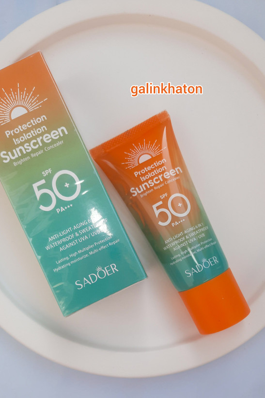 ضدآفتاب ۵ کاره سادور SPF50 در کنار جعبه از نمای جلو روی شیپ سنگی سفید گرد مناسب محافظت روزانه پوست