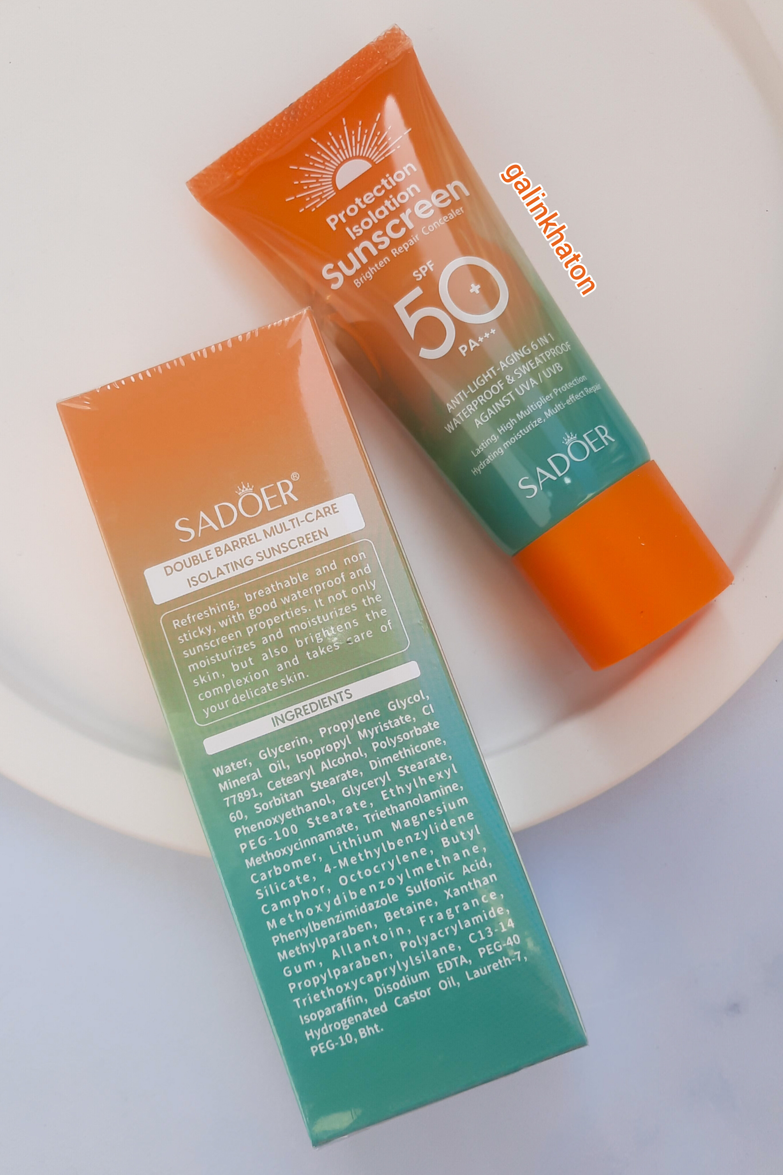 ضدآفتاب ۵ کاره سادور SPF50 در کنار جعبه از نمای پشت روی شیپ سنگی سفید گرد مناسب مراقبت و محافظت پوستی