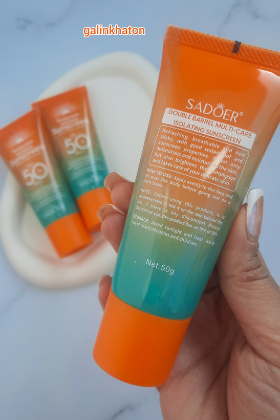 دو ضدآفتاب سادور SPF50 روی شیپ سنگی و یک ضدآفتاب در دست با نمای نزدیک برای نمایش نوشتههای پشت محصول