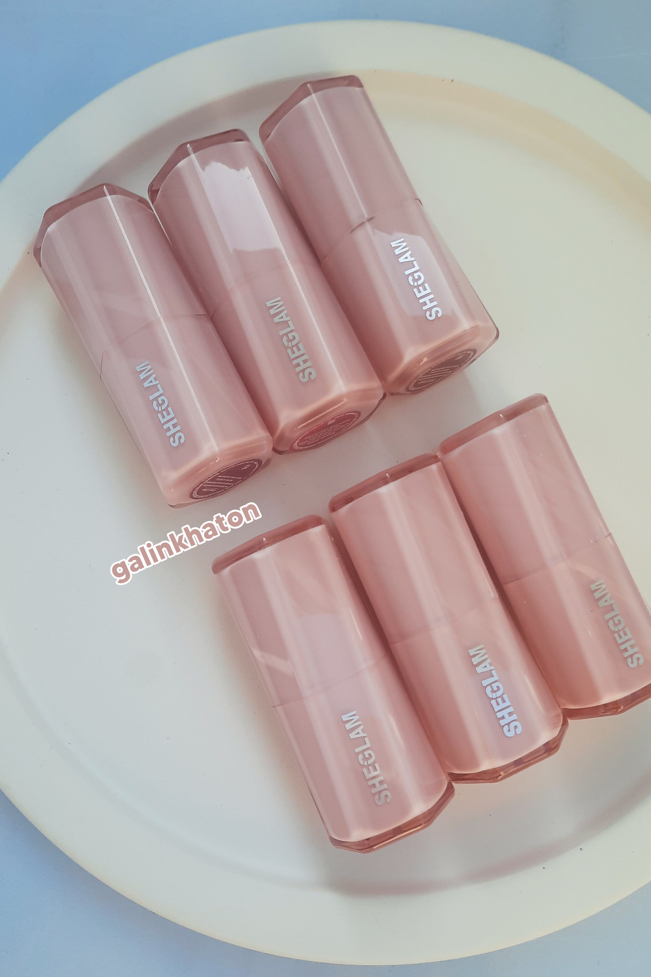 ۶ رژگونه کره‌ای Sheglam روی شیپ سنگی سفید، نمایش رنگ‌ها برای انتخاب بهتر مشتری