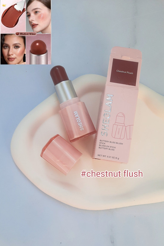 رژگونه Sheglam با تست رنگ واقعی روی شیپ سنگی سفید و نمایش بافت نرم و کرهای محصول