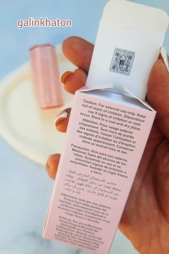 رژگونه Sheglam روی سنگ سفید همراه جعبه در دست، نمایش بارکد اسکن برای اصالت کالا