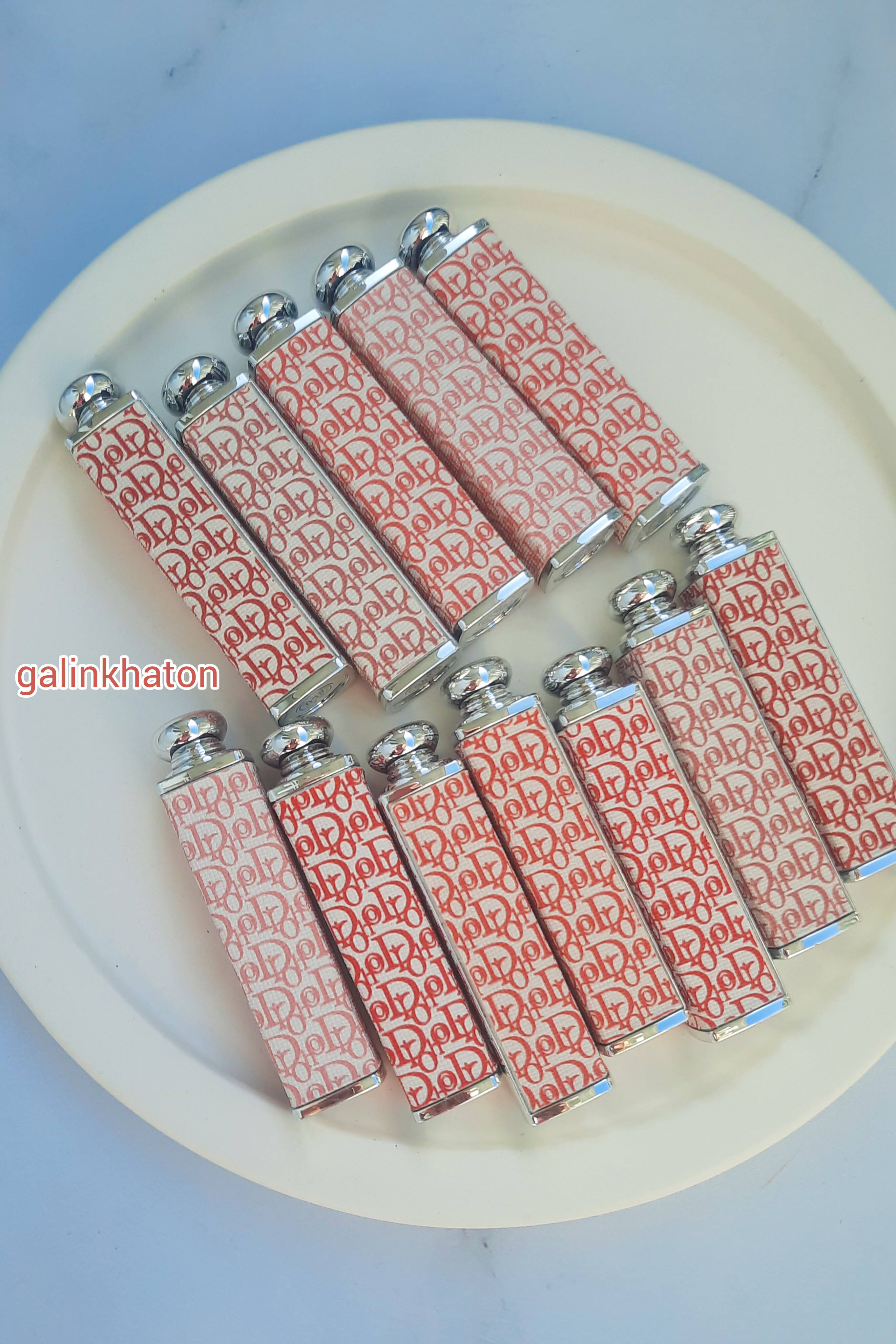 ۱۲ رژلب دیور روی شیپ سفید، چیدمان منظم و جذاب، مناسب آرایش روزانه و شب