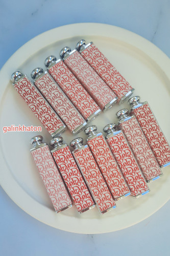 ۱۲ رژلب دیور روی شیپ سفید، چیدمان منظم و جذاب، مناسب آرایش روزانه و شب