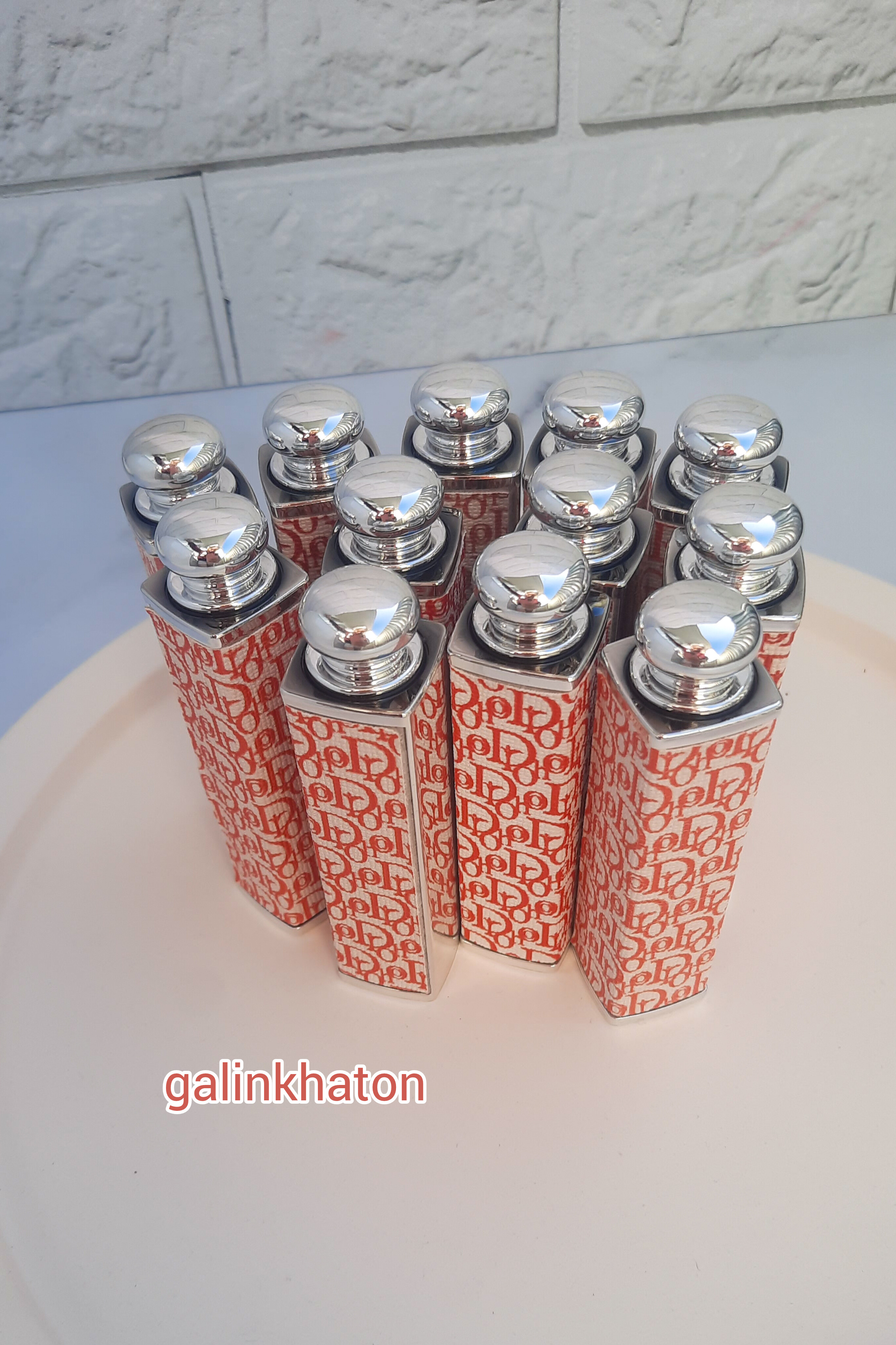 رژلب‌های دیور ایستاده روی شیپ سفید گرد، نمای بالا، پوکه مشخص، رنگ‌های مات و براق