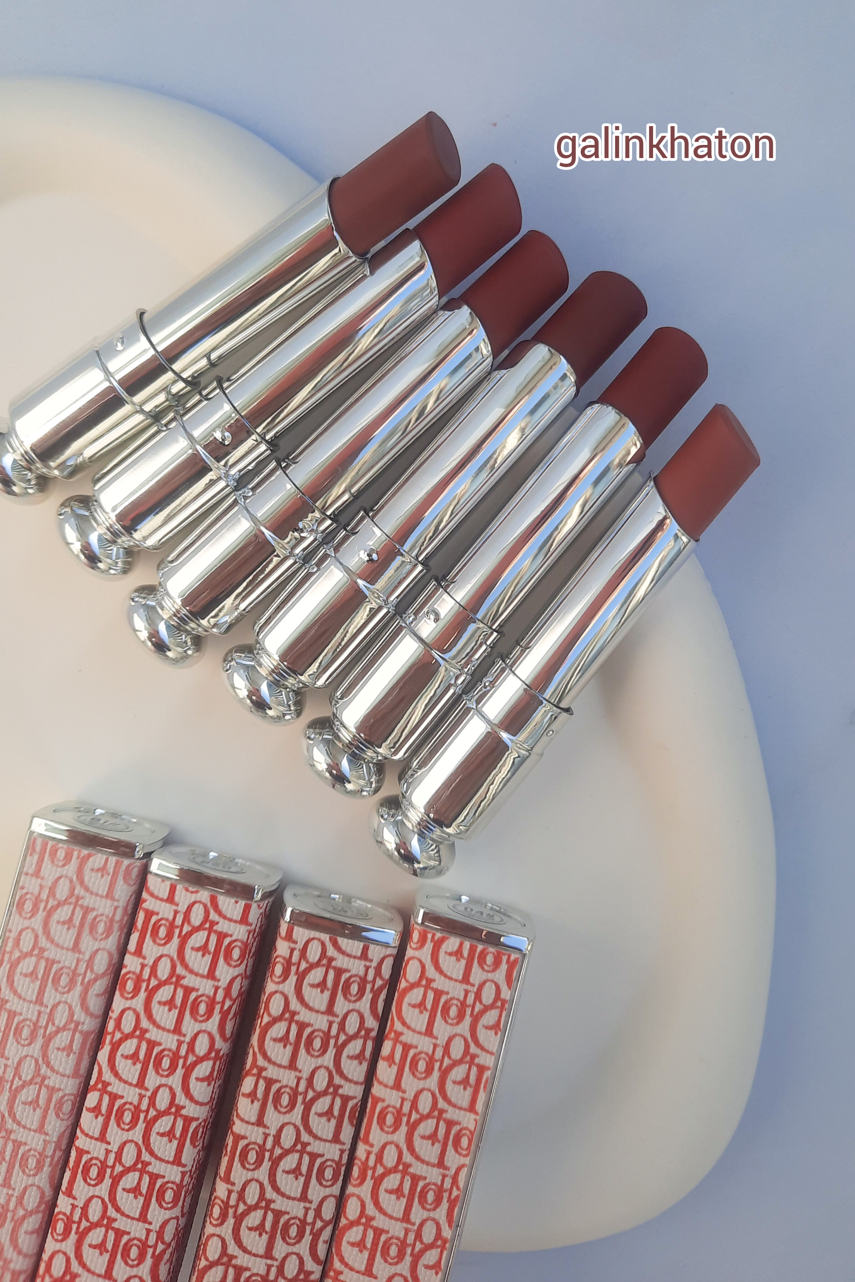 رژلب دیور باز روی شیپ سفید دفرمه، نمایش دقیق رنگ‌ها، ایده‌آل برای آرایش حرفه‌ای