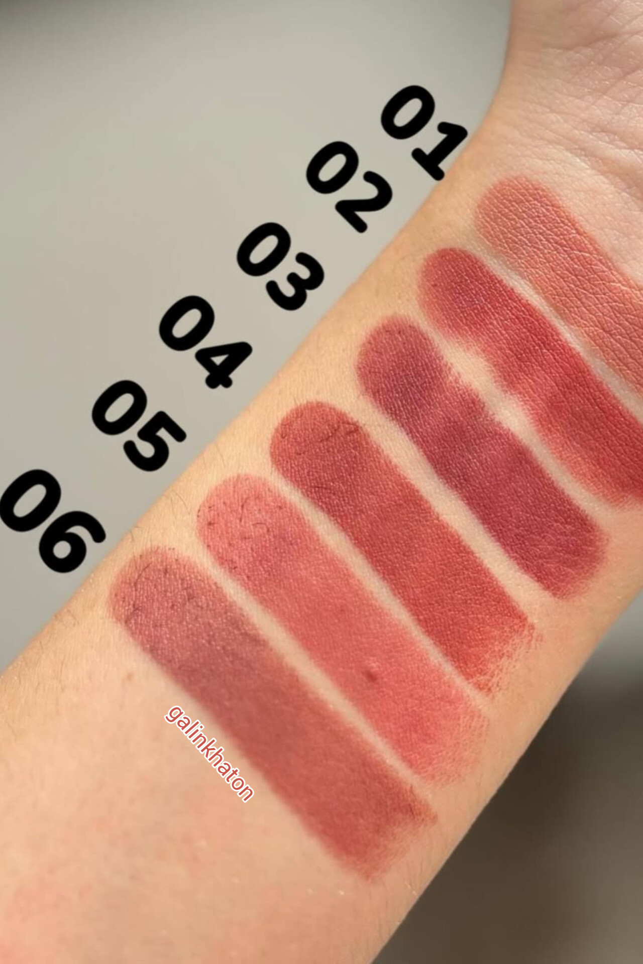 تست رنگ ۶ رژلب دیور روی ساق دست، نمای نزدیک و طبیعی، مناسب انتخاب رنگ دقیق