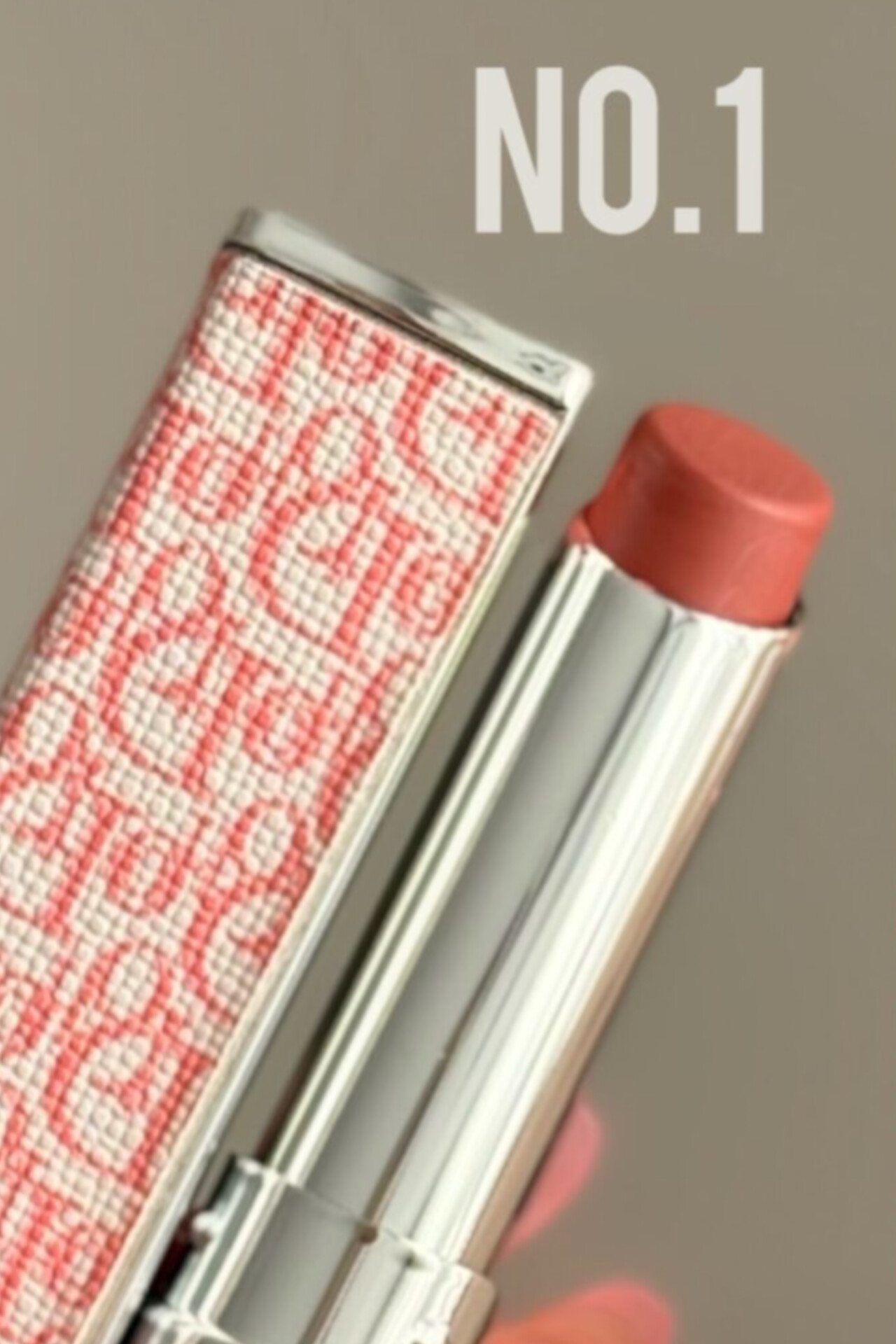 رژلب دیور رنگ شماره ۱ باز کنار پوکه، نمای واضح شماره رنگ، تناژ نود، پوشش نرم و یکنواخت