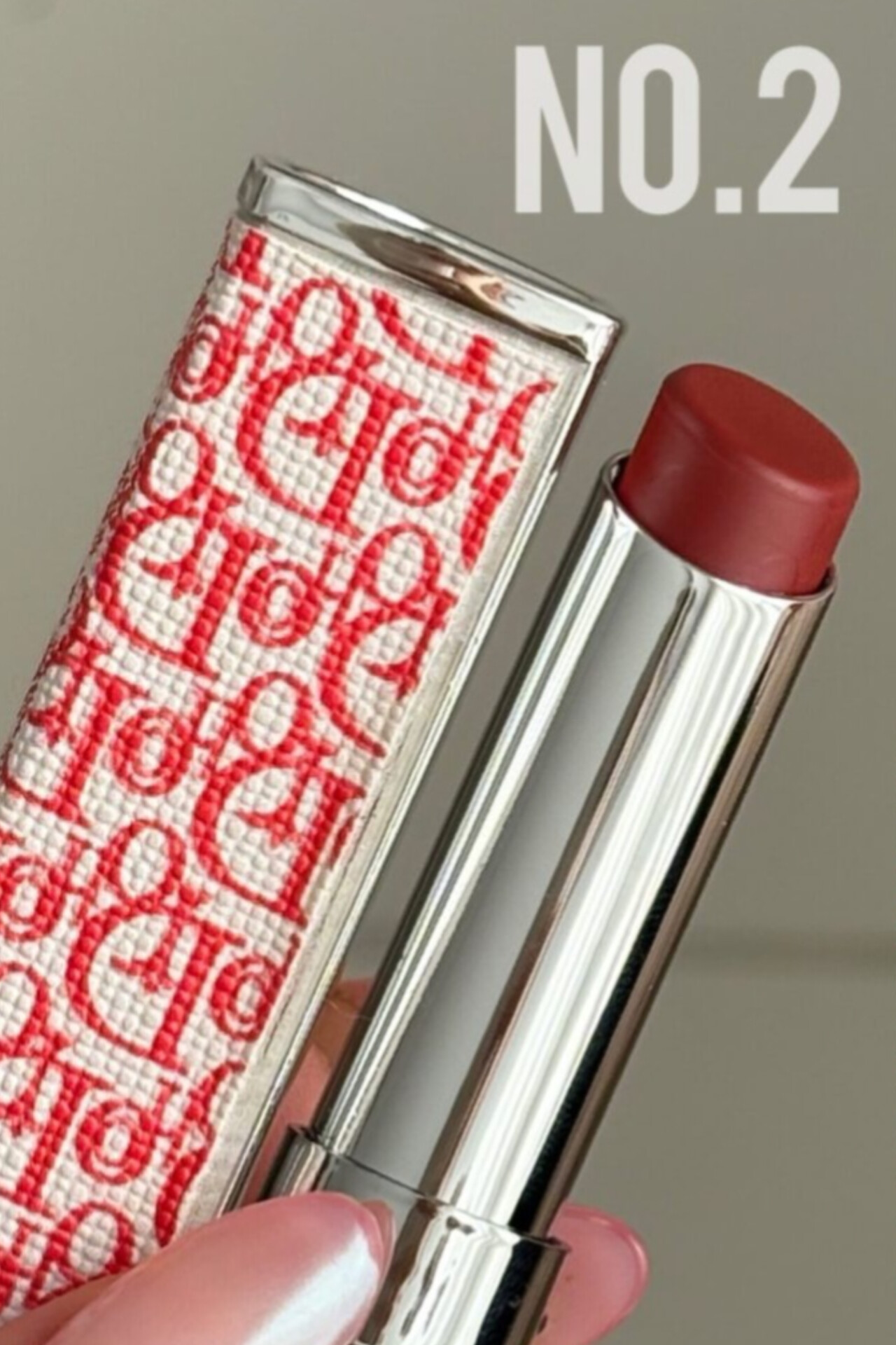 رژلب دیور رنگ شماره ۲ باز کنار پوکه، شماره رنگ مشخص، تناژ نود، آرایش حرفه‌ای لب