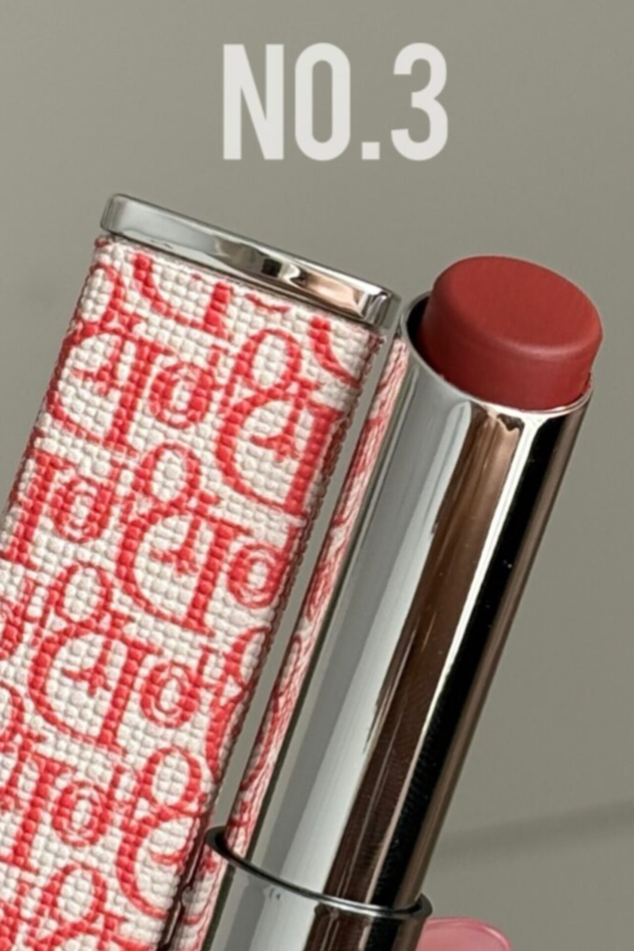 رژلب دیور رنگ شماره ۳ باز کنار پوکه، نمایش دقیق شماره رنگ، مات و براق، انتخاب رنگ طبیعی