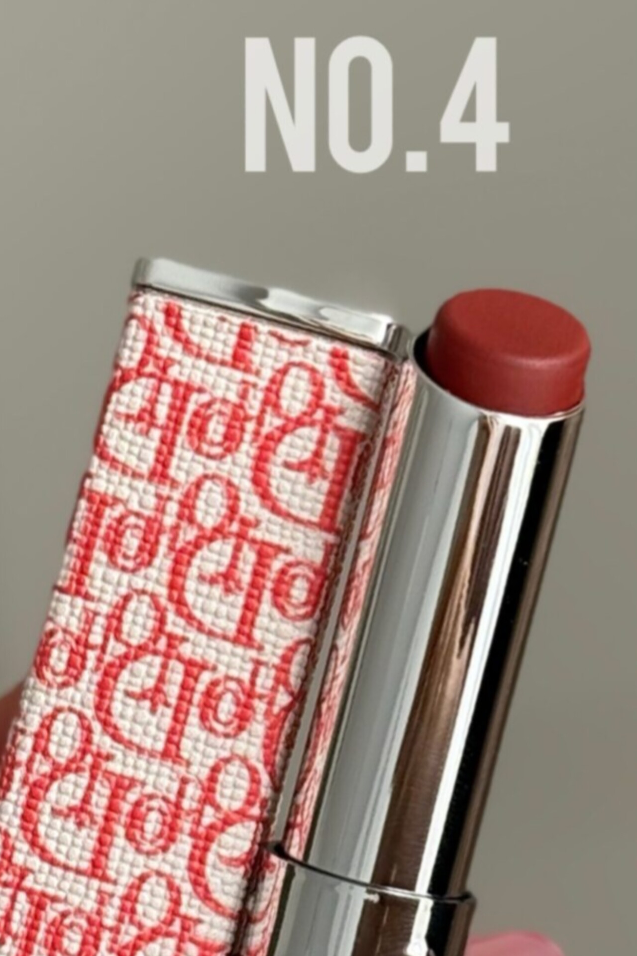 رژلب دیور رنگ شماره ۴ باز کنار پوکه، شماره رنگ واضح، تناژ نود، مناسب آرایش روز و شب