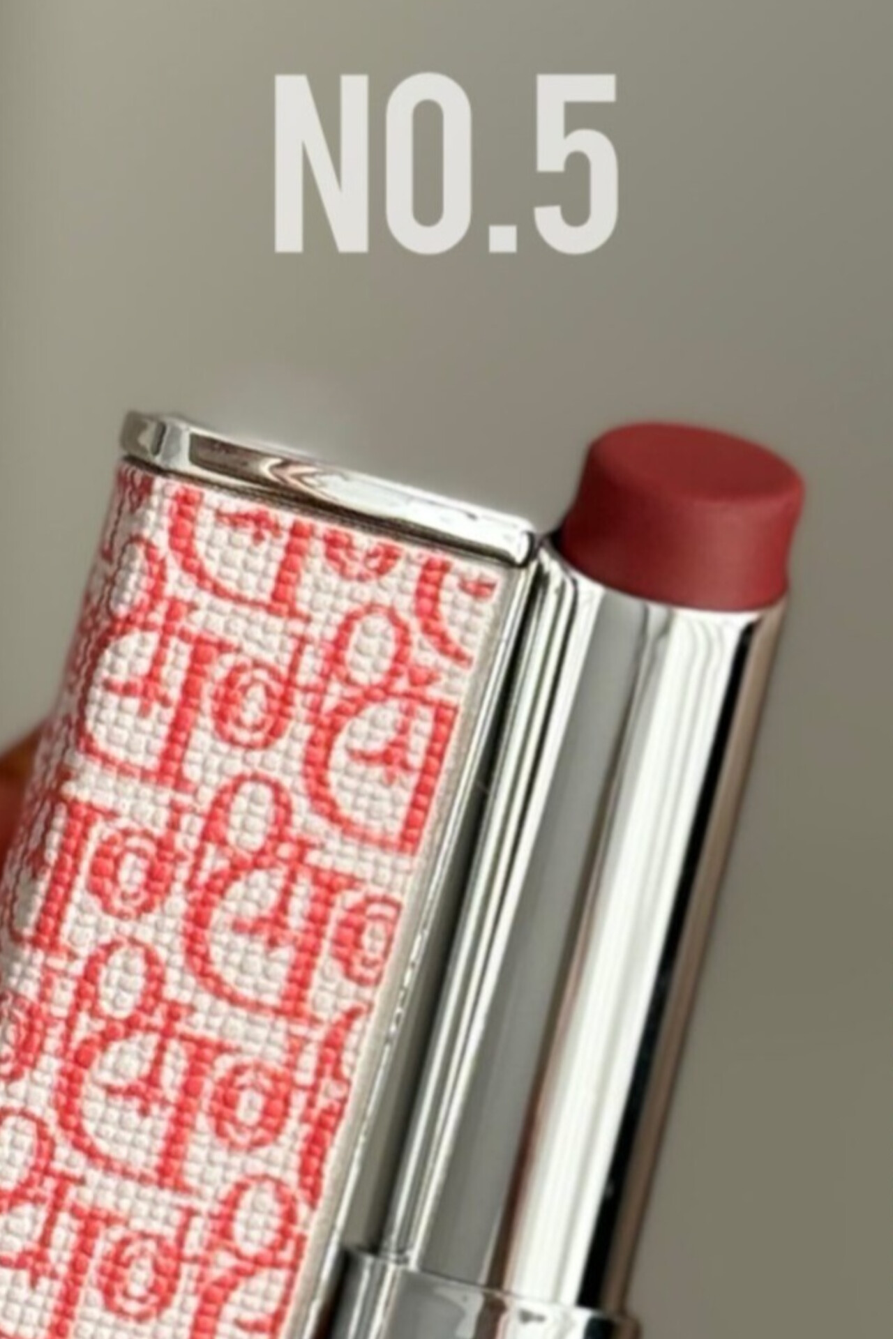 رژلب دیور رنگ شماره ۵ باز کنار پوکه، شماره رنگ مشخص، پوشش نرم، رنگ طبیعی و جذاب