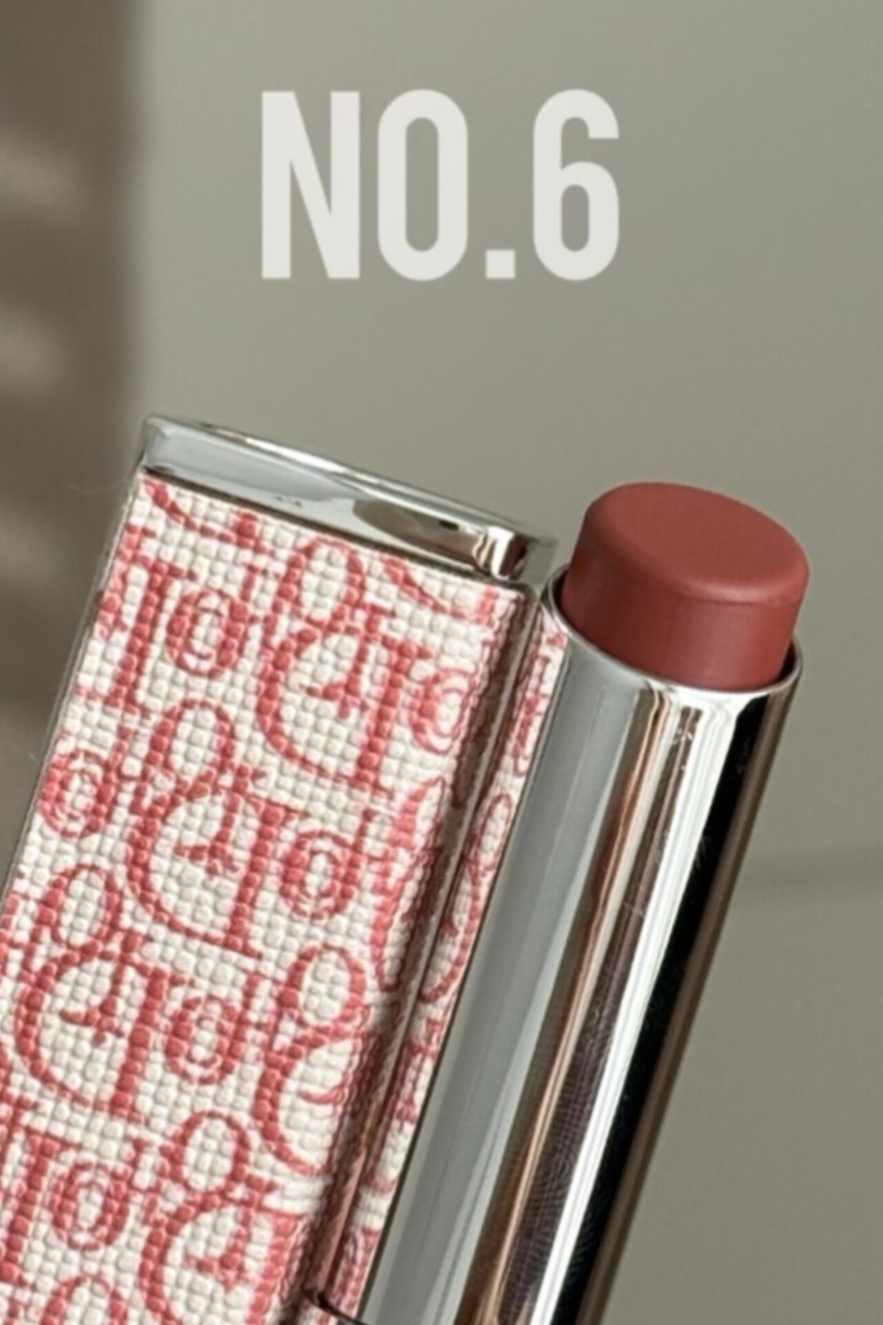 رژلب دیور رنگ شماره ۶ باز کنار پوکه، نمای واضح شماره رنگ، آرایش حرفه‌ای لب، مات و براق