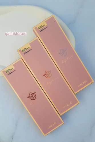 سه جعبه خط چشم ماژیکی یانگمی مشکی روی شیپ سنگی سفید، نمای جذاب و مرتب، مناسب آرایش دقیق و حرفهای