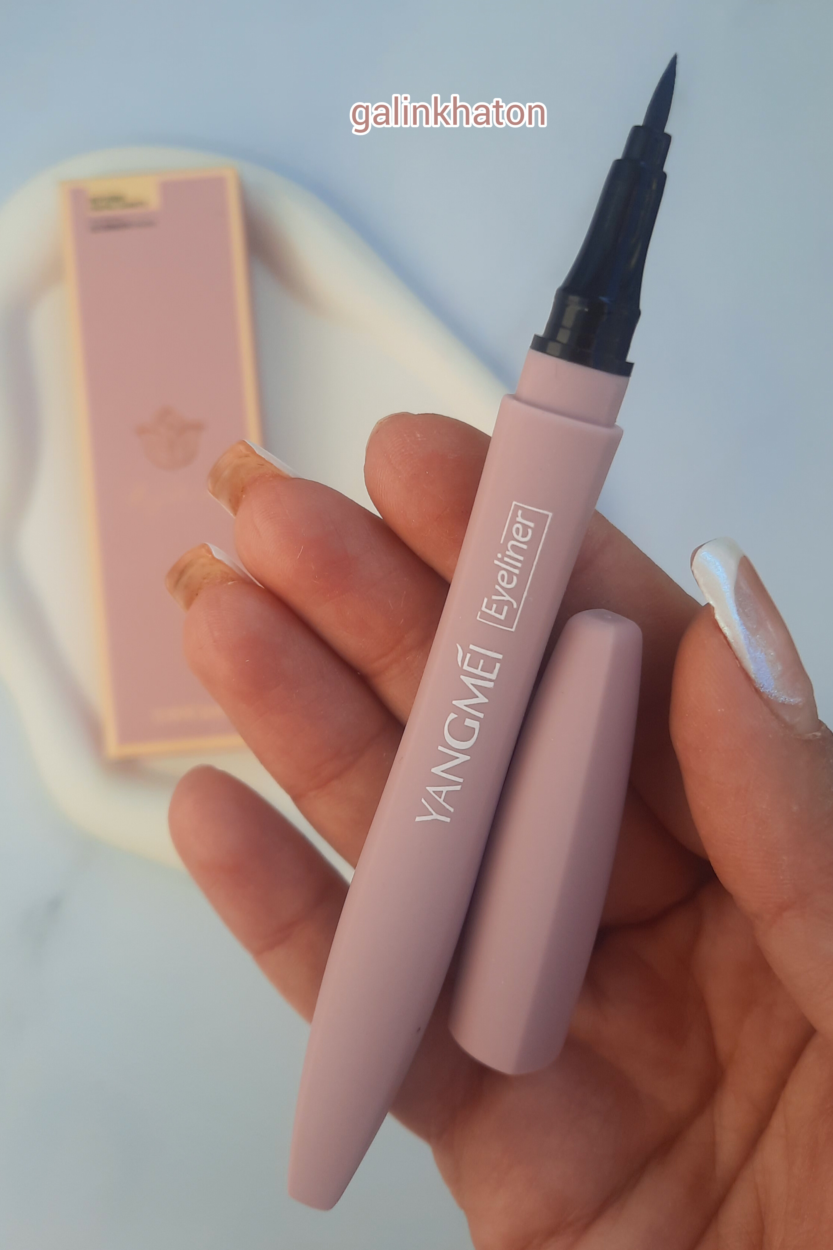 خط چشم ماژیکی یانگمی مشکی با در باز در دست + جعبه روی شیپ سنگی، پوشش دقیق و مات، مناسب آرایش روز و شب