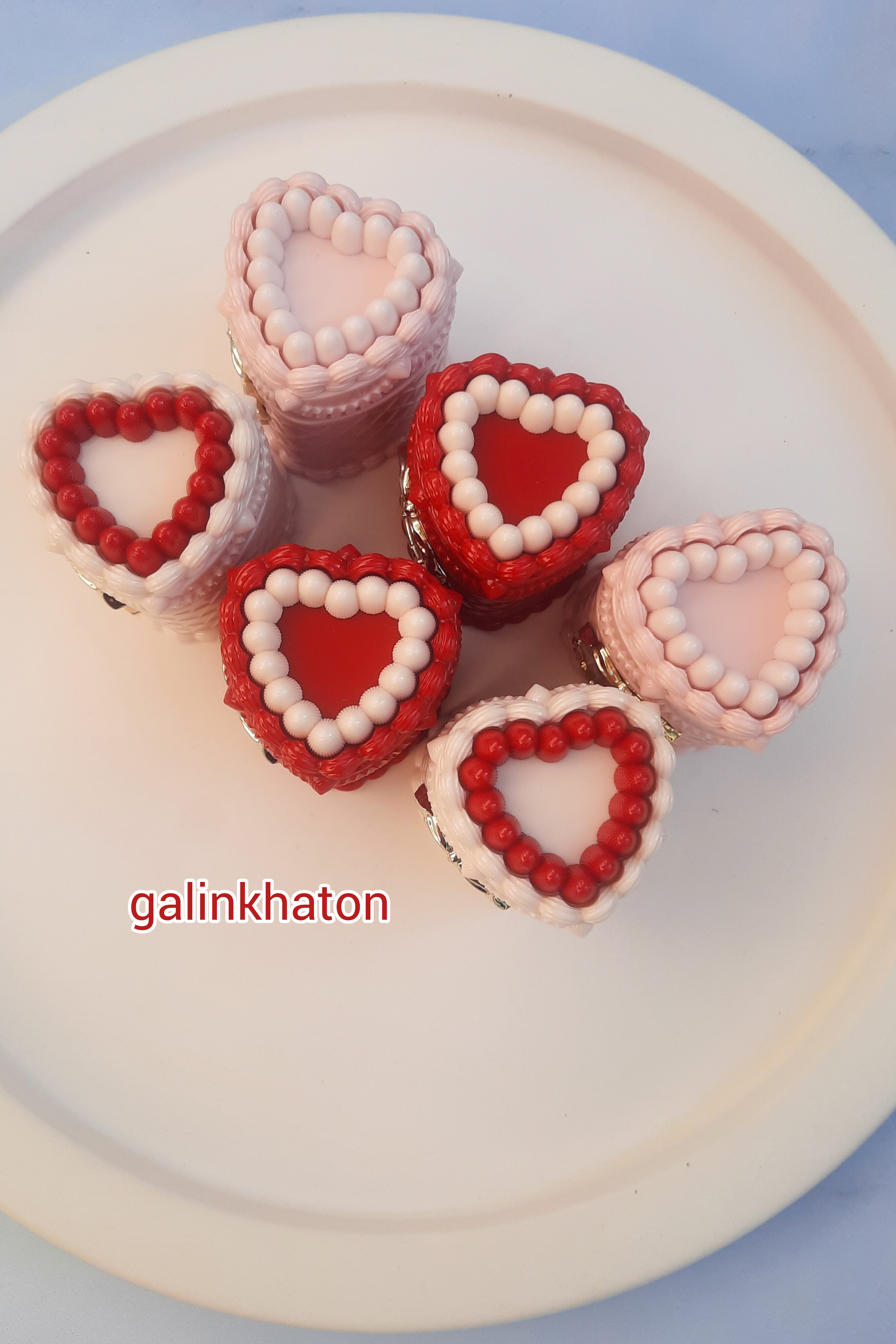 نمای بالا ۶ موس لب کیک توت فرنگی پرنسسی دوپ فلاورنوز، رنگ‌های متنوع و دقیق، آرایش حرفه‌ای لب