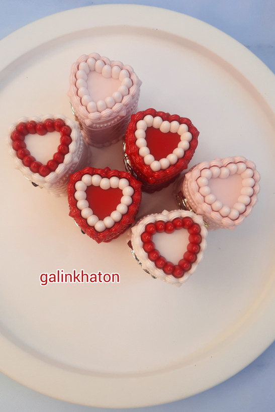 نمای بالا ۶ موس لب کیک توت فرنگی پرنسسی دوپ فلاورنوز، رنگهای متنوع و دقیق، آرایش حرفهای لب