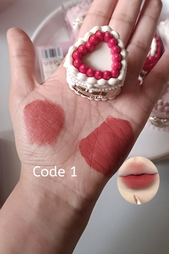 موس لب پرنسسی دوپ فلاورنوز روی کف دست، تست رنگ واقعی، بافت نرم و پوشش یکنواخت