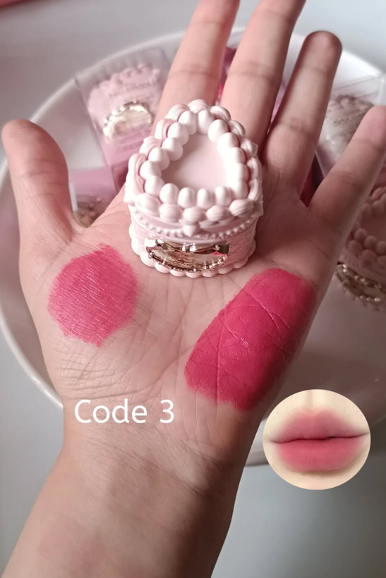 موس لب پرنسسی دوپ فلاورنوز روی کف دست، پوشش کامل و نرم، رنگ واقعی و جذاب برای لب