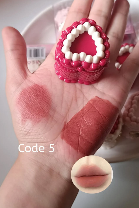 موس لب کیک توت فرنگی روی کف دست، تست رنگ واقعی، پوشش نرم، مناسب آرایش روز و شب