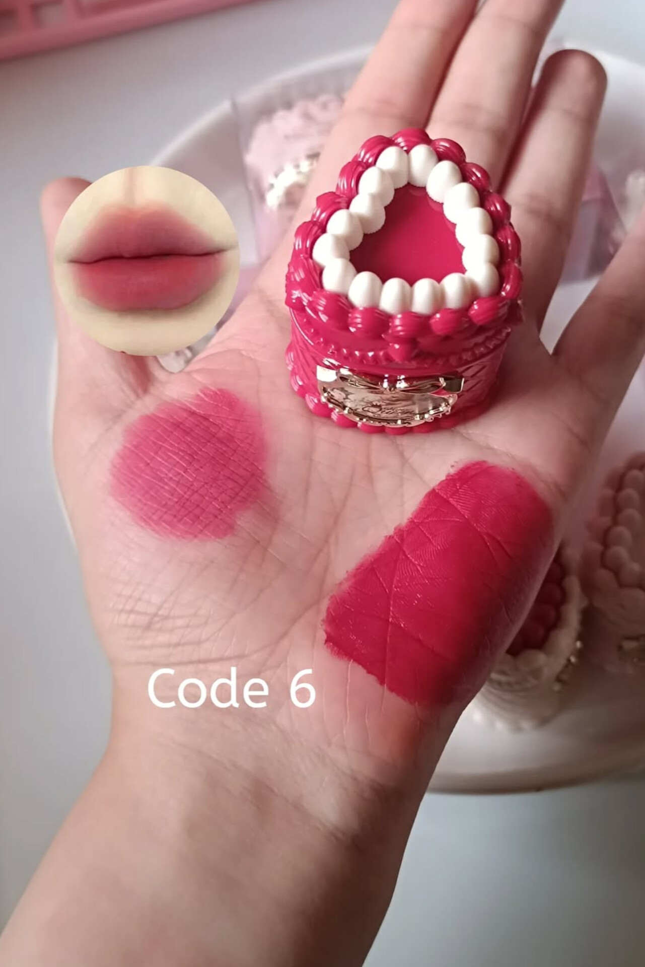 موس لب پرنسسی دوپ فلاورنوز روی کف دست، تست رنگ ژرنالی، نمای دقیق رنگ و بافت طبیعی