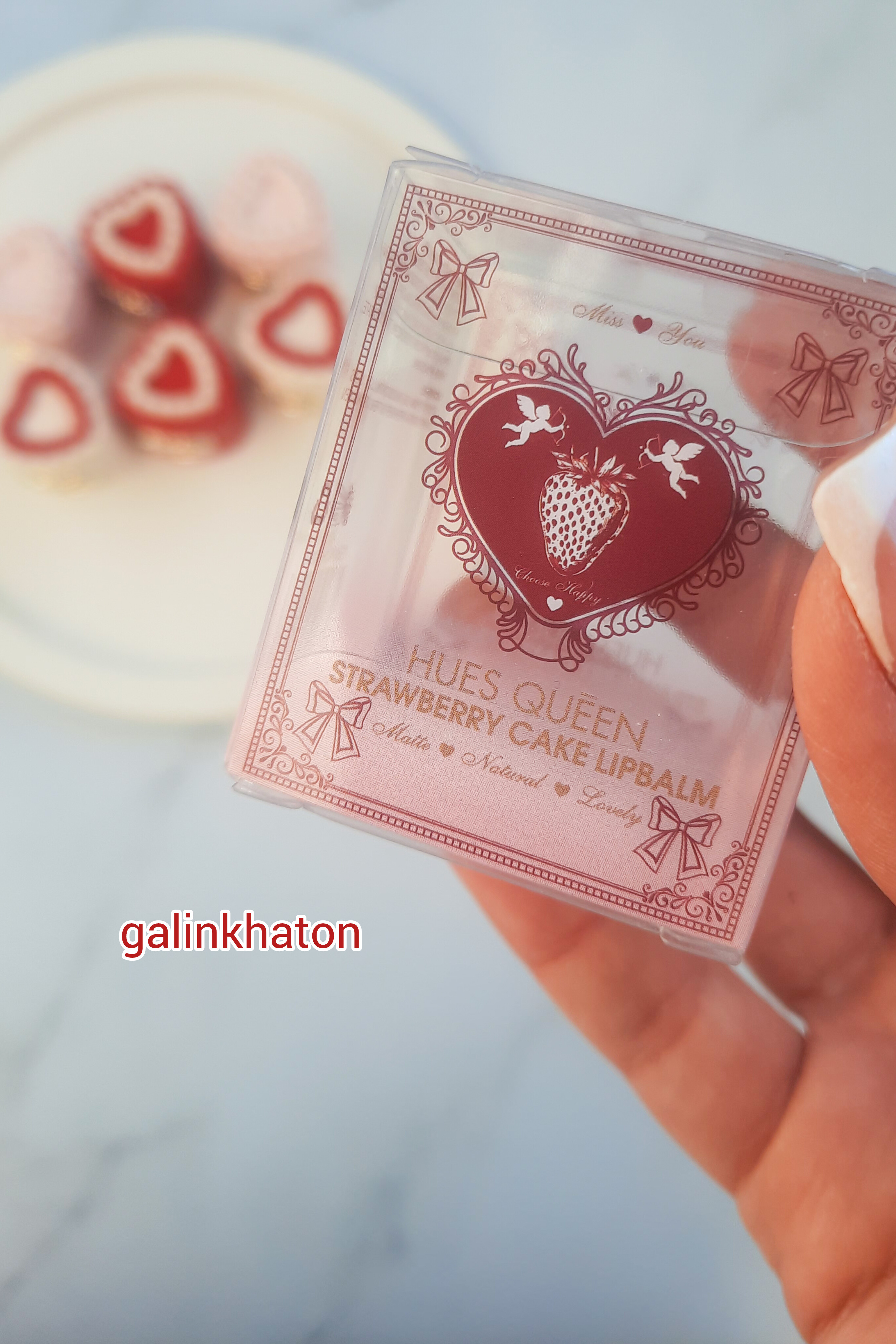 جعبه موس لب پرنسسی دوپ فلاورنوز در دست، نمای نزدیک، جزئیات بسته‌بندی و برند مشخص