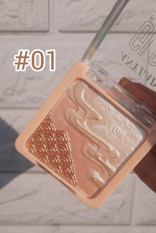 هایلایتر آنیلیدی در دست، نمای نزدیک زیر نور طبیعی، بافت نرم و درخشان، آرایش حرفهای صورت