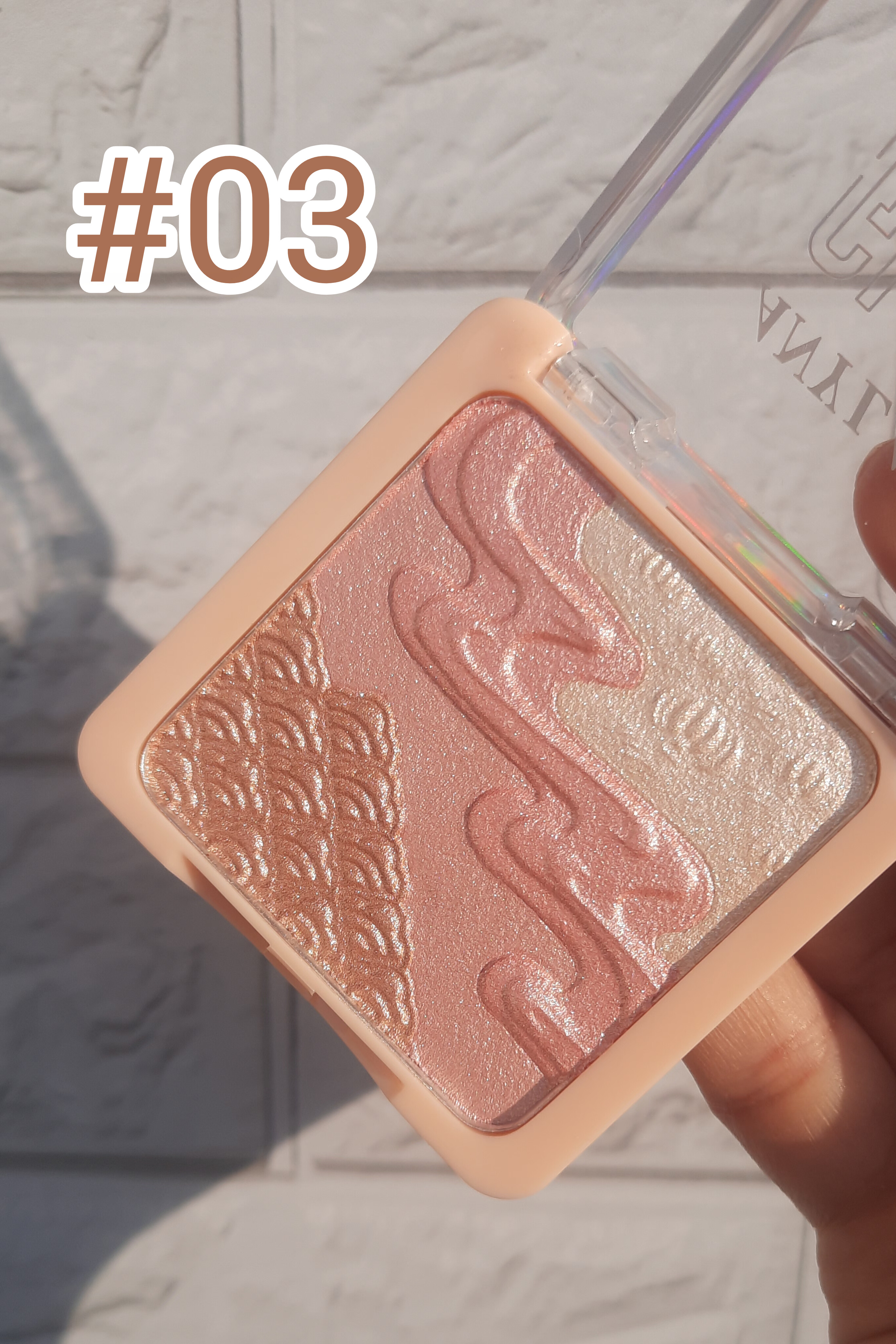 نمای نزدیک هایلایتر آنیلیدی در دست، بافت نرم و درخشان، رنگ طبیعی و پوشش کامل روی پوست