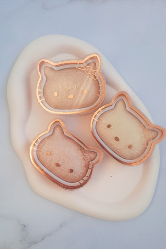 ۳ هایلایتر کیتی MISS Fon کنار هم روی شیپ سنگی سفید دفرمه، رنگهای درخشان و طبیعی، بافت نرم و پوشش یکنواخت