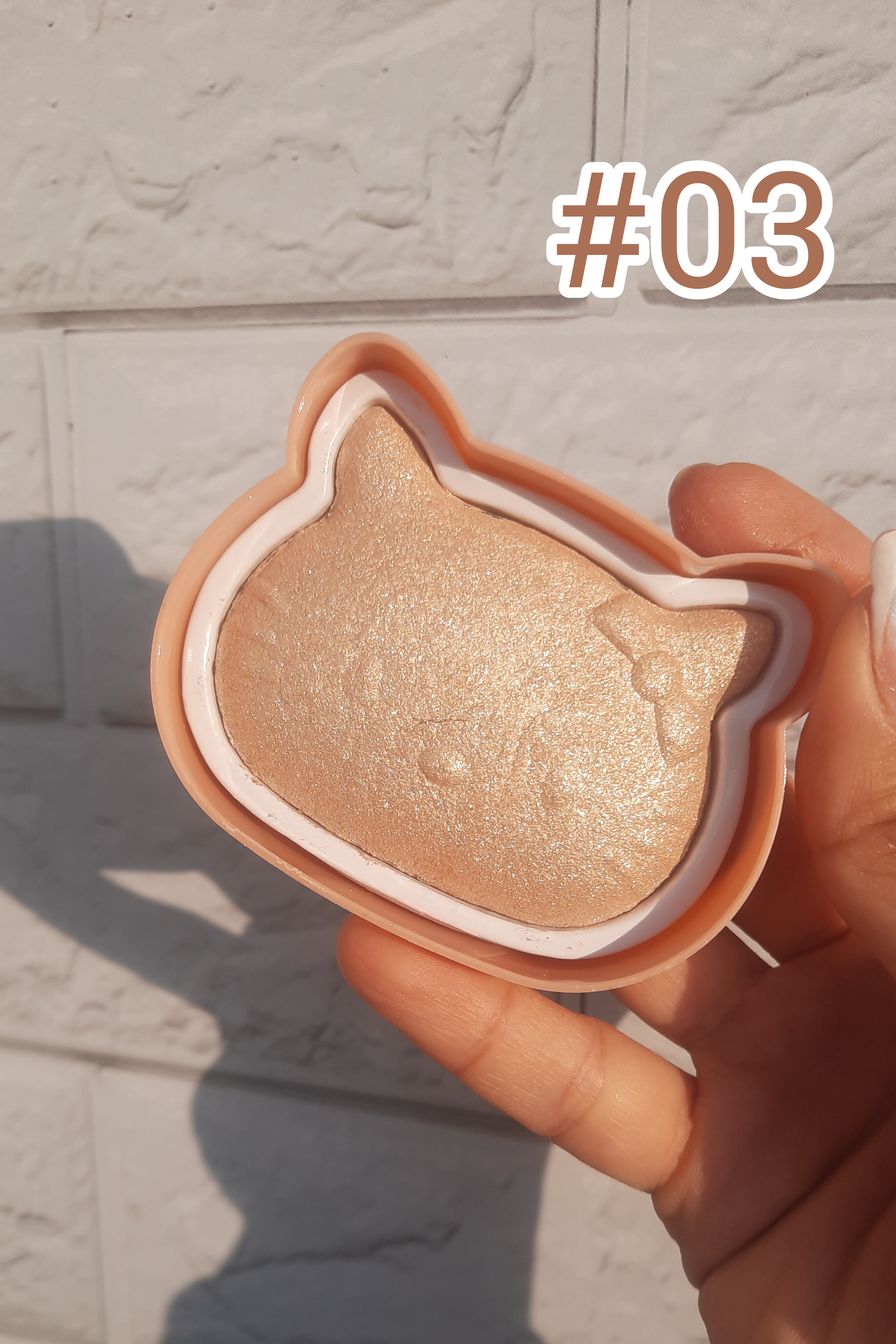 هایلایتر MISS Fon در دست، نور طبیعی، پوشش یکنواخت و رنگ‌های جذاب، آرایش حرفه‌ای و دقیق