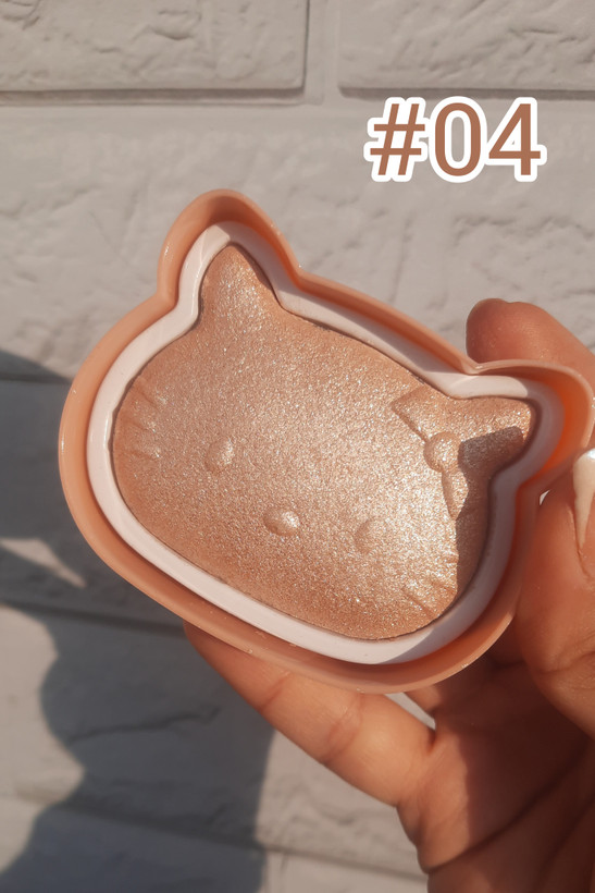 نمای نزدیک هایلایتر کیتی MISS Fon در دست، بافت نرم و درخشان، رنگ طبیعی و پوشش کامل روی پوست