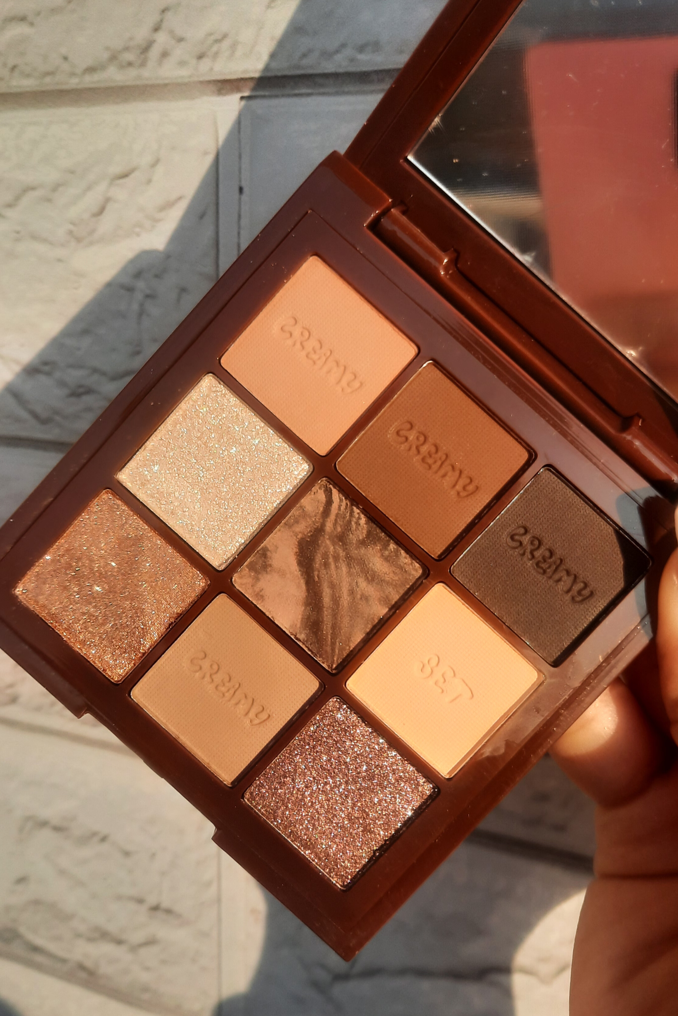 پالت سایه ۹ رنگ کرمی هدی موجی طیف شکلاتی در نور طبیعی؛ پیگمنت بالا، مناسب آرایش گرم و ماندگار برای سرچ