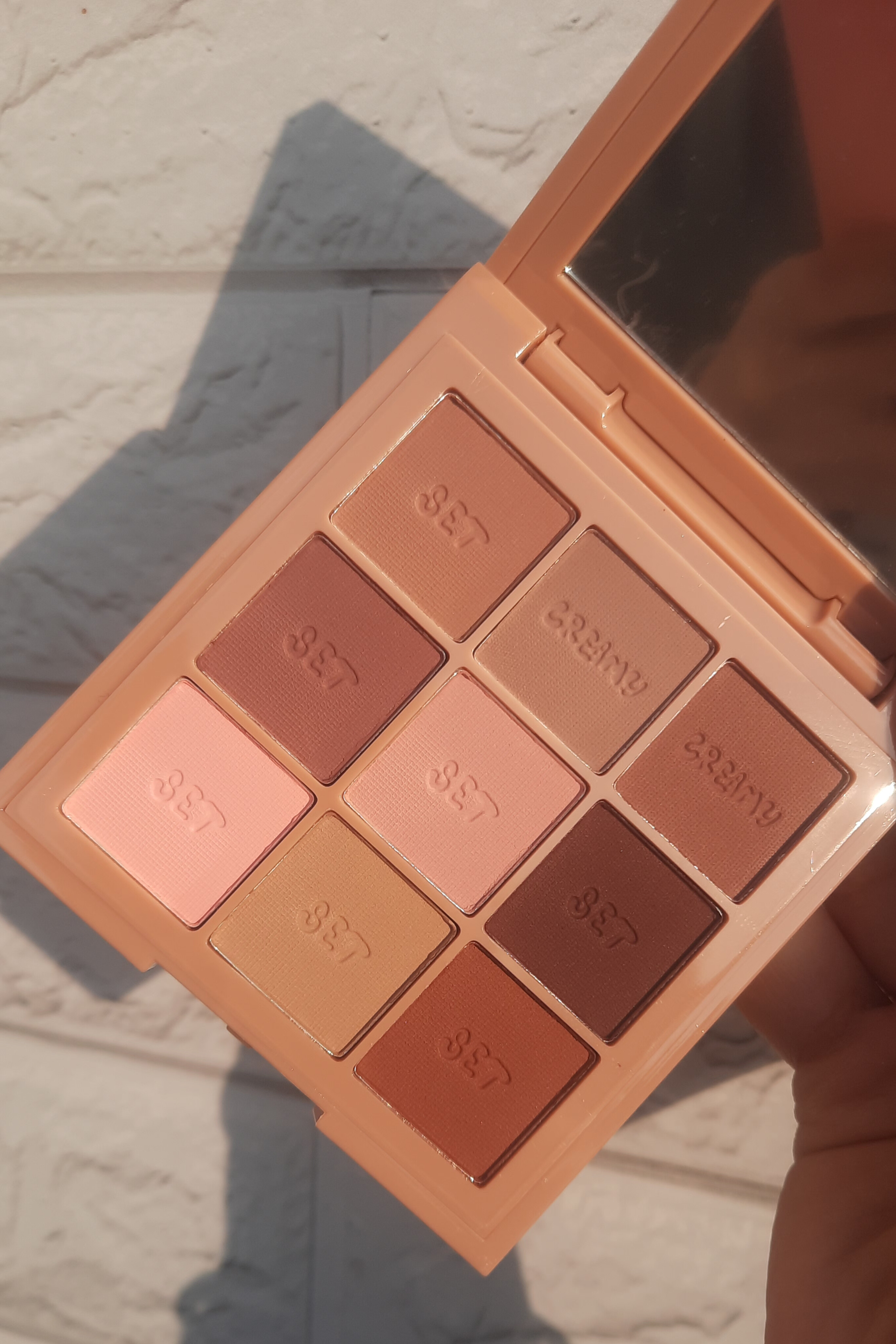 پالت سایه ۹ رنگ کرمی هدی موجی طیف نود در نور آفتاب؛ بافت نرم و پخش‌پذیری عالی، مناسب آرایش روزانه