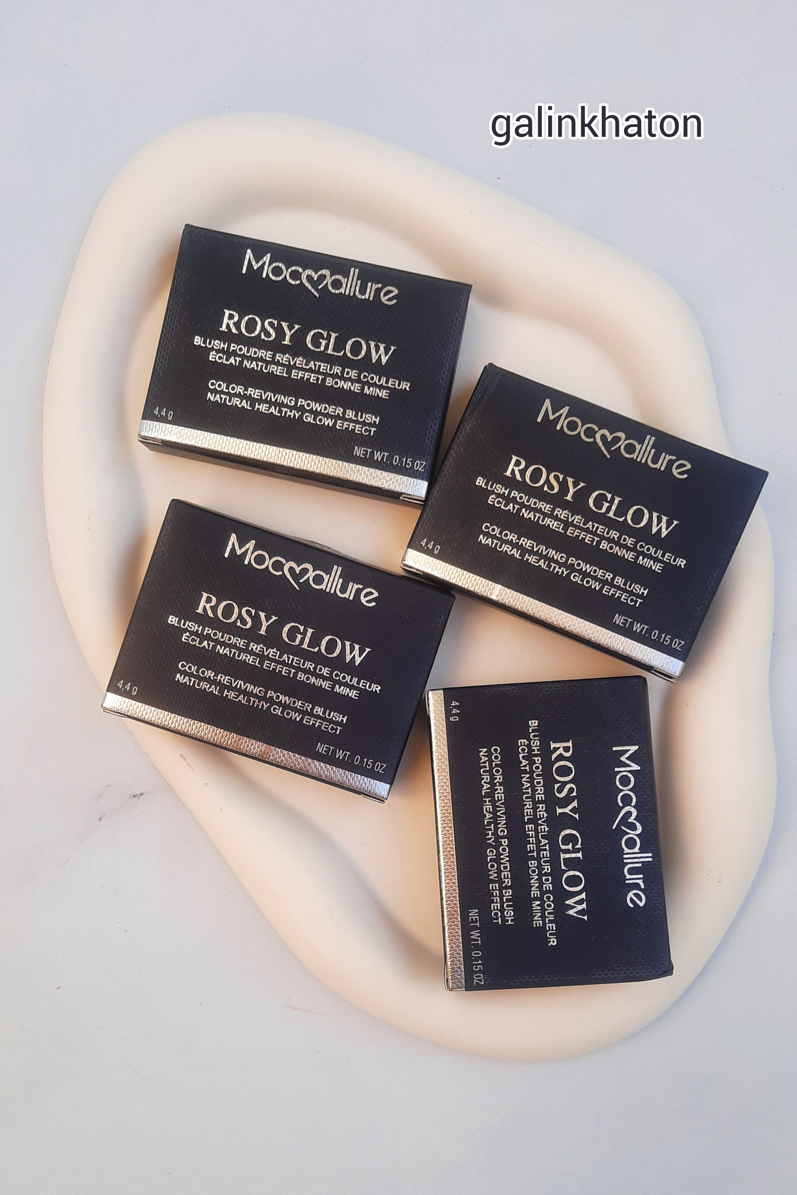 چهار رنگ رژگونه دوپ دیور موکالر داخل جعبه روی شیپ سنگی سفید دفرمه، بافت نرم، پوشش یکنواخت، آرایش حرفه‌ای