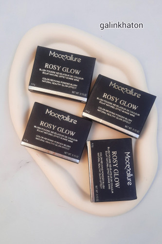 چهار رنگ رژگونه دوپ دیور موکالر داخل جعبه روی شیپ سنگی سفید دفرمه، بافت نرم، پوشش یکنواخت، آرایش حرفهای