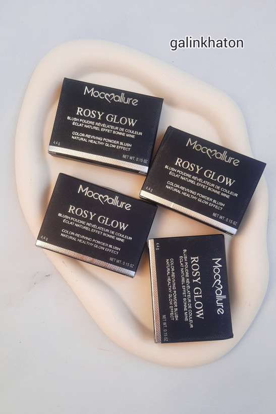 چهار رنگ رژگونه دوپ دیور موکالر داخل جعبه روی شیپ سنگی سفید دفرمه، بافت نرم، پوشش یکنواخت، آرایش حرفهای