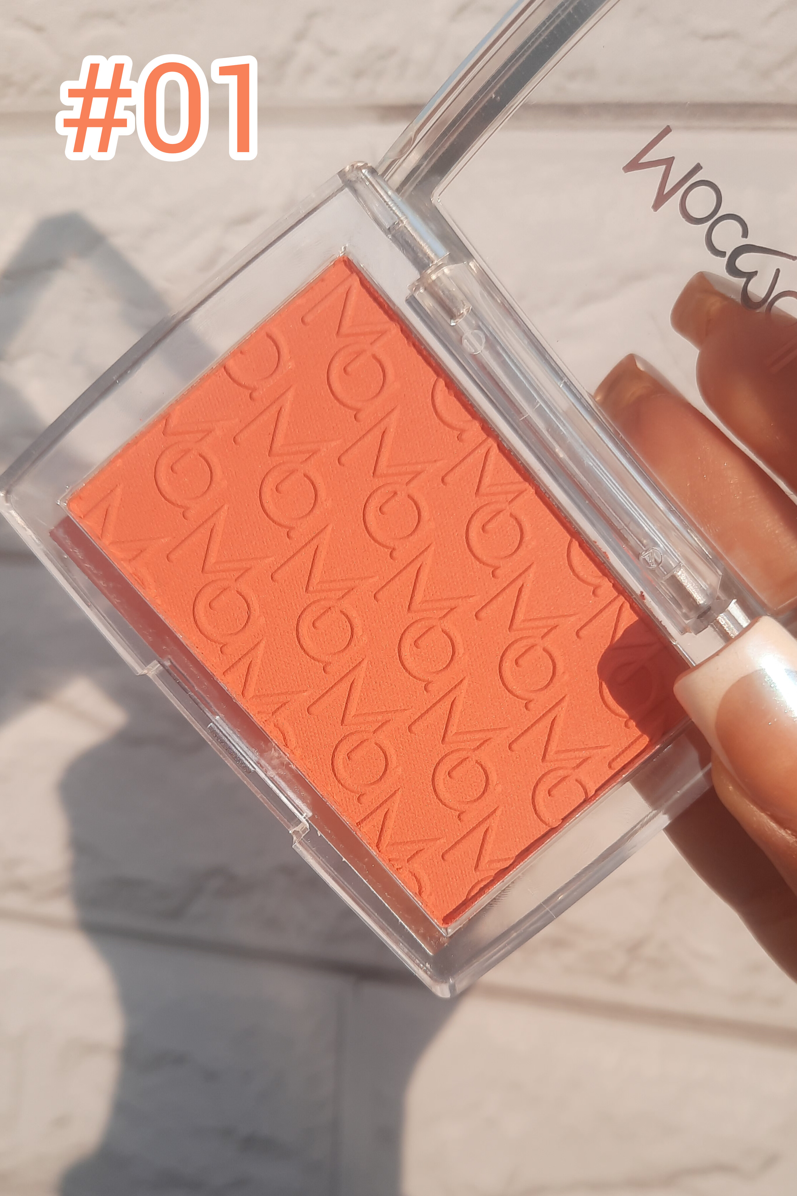 رژگونه دوپ دیور موکالر در دست، نمای نزدیک زیر نور طبیعی آفتاب، رنگ واقعی و پوشش نرم و طبیعی