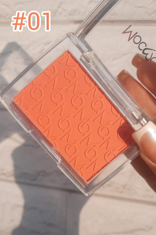 رژگونه دوپ دیور موکالر در دست، نمای نزدیک زیر نور طبیعی آفتاب، رنگ واقعی و پوشش نرم و طبیعی