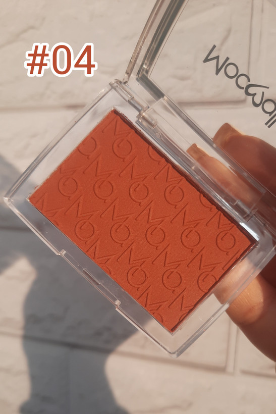 رژگونه دوپ دیور موکالر در دست، نور طبیعی آفتاب، بافت نرم و رنگ واقعی، مناسب انواع پوست