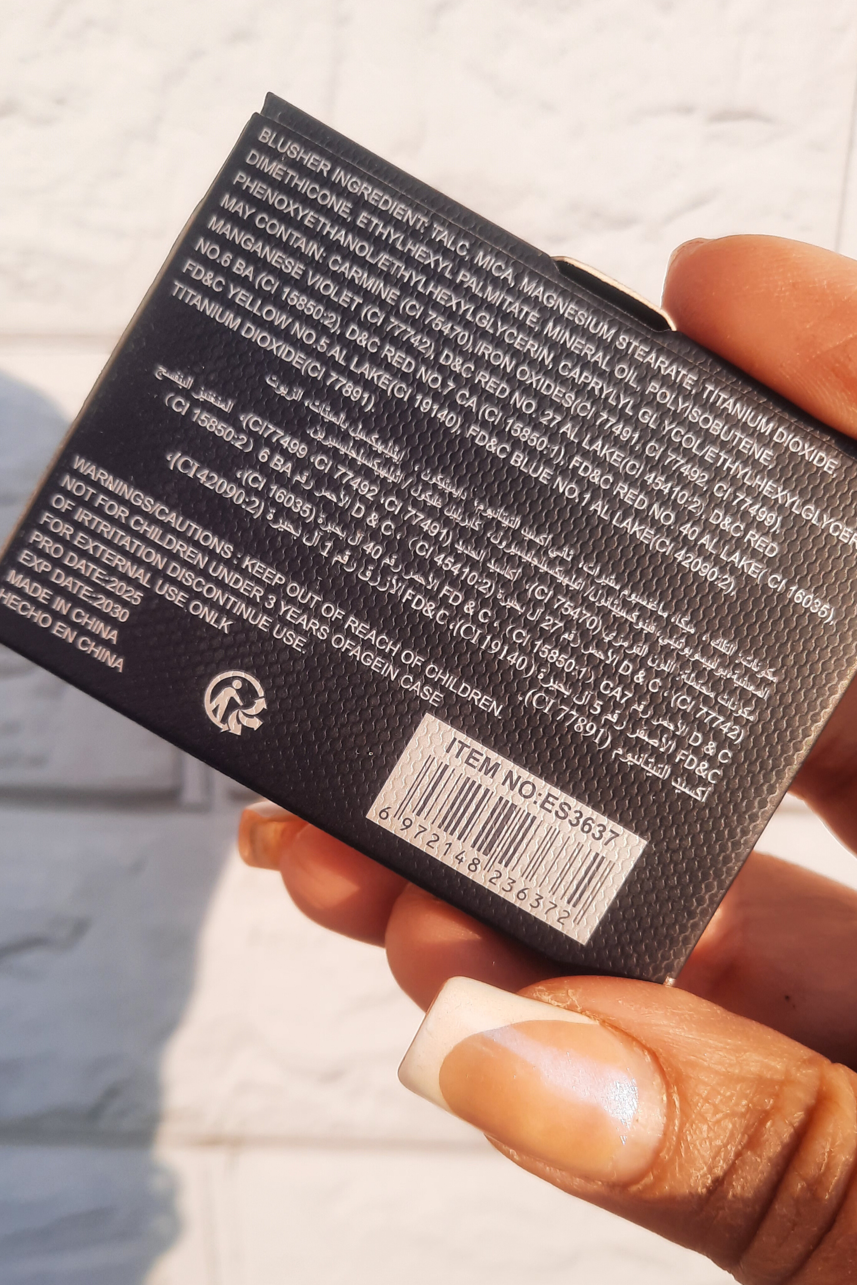 رژگونه دوپ دیور موکالر، نمای نزدیک پشت جعبه در دست، جزئیات بسته‌بندی، برند و کیفیت محصول