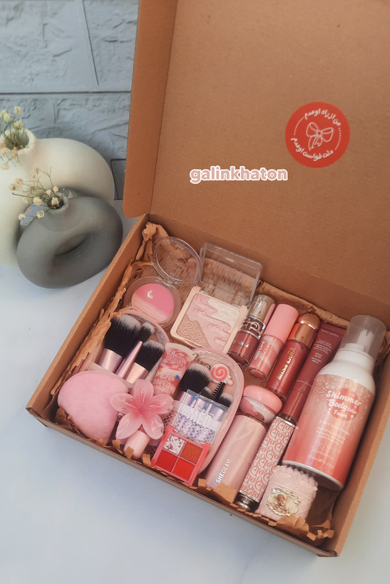 باکس هدیه آرایشی دخترانه صورتی شامل پک کامل میکاپ، براش آرایشی، رژ، بادی فوم و اکسسوری