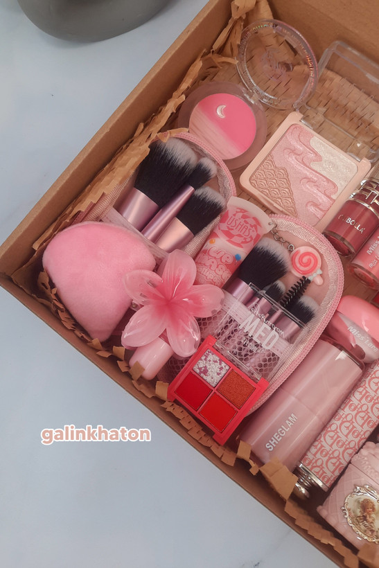 جزئیات باکس هدیه آرایشی صورتی با براش آرایشی، پالت سایه، رژ لب و اکسسوری دخترانه