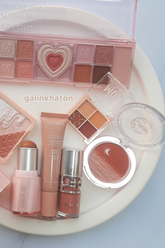 محصولات داخل باکس هدیه شامل رژگونه شیگلم، رژگونه طرح ماه هدی موجی، پالت سایه ۴ رنگ مینی و پالت قلبی