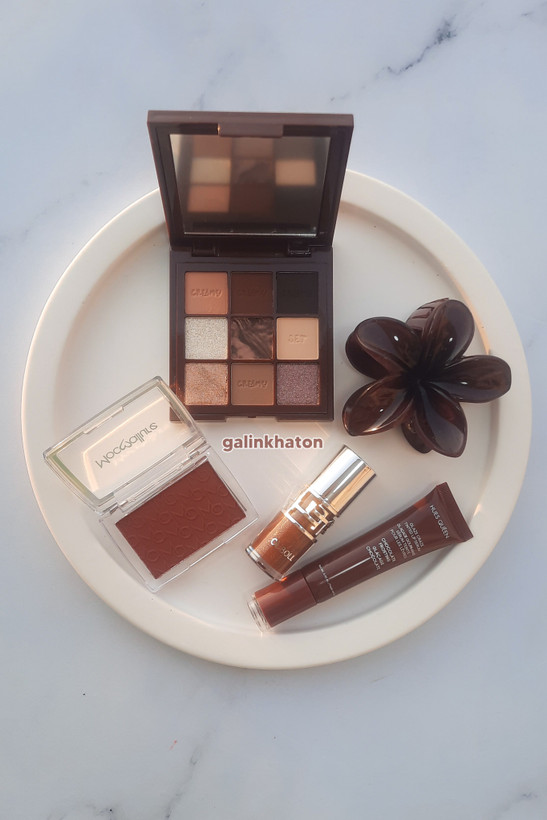 باکس هدیه آرایشی شامل پالت سایه ۹ رنگ هدی موجی، رژگونه موکالر، لیپ کلاس لانیژ، لیپ گلاس YSL و کلیپس پلومریا