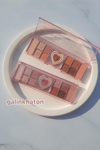 پالت سایه قلبی Miss Lara با در باز و بسته روی شیپ سنگی سفید از نمای بالا