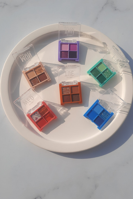 پالت سایه مینی S.F.R شامل 6 پالت چهار رنگ با در باز روی شیپ سنگی سفید گرد از نمای بالا