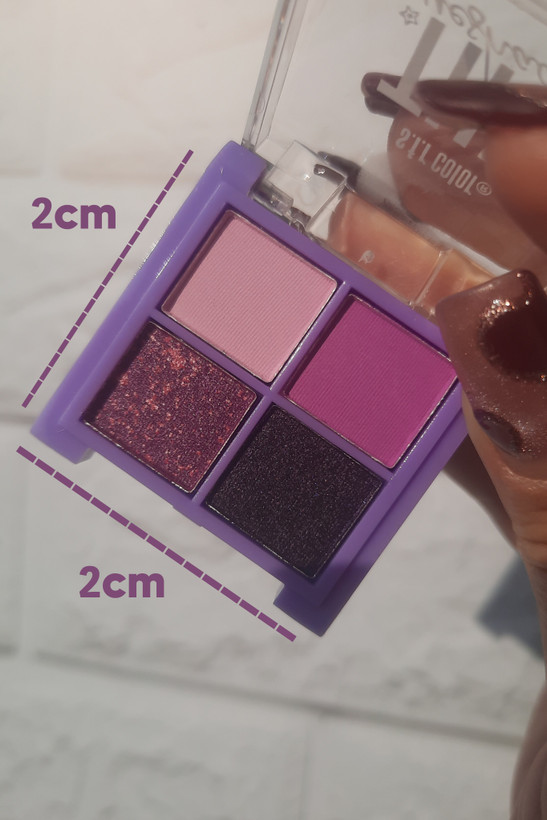 پالت سایه مینی S.F.R چهار رنگ Thursday در دست با در باز زیر نور طبیعی برای نمایش دقیق رنگ ها